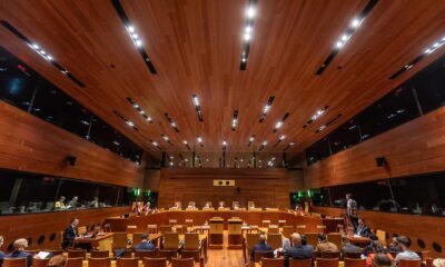 Vista general de la Sala III del Tribunal de Justicia de la Unión Europea (TJUE) en Luxemburgo, donde se anunció la sentencia sobre transferencias internacionales de futbolistas profesionales. EFE/EPA/JULIEN WARNAND