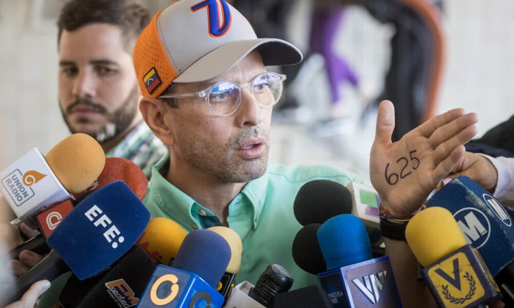 Fotografía de archivo en donde el opositor Henrique Capriles habla a la prensa en Caracas (Venezuela). EFE/ Miguel Gutiérrez