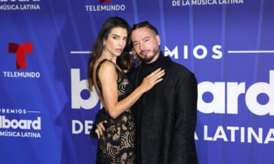 El cantante colombiano J Balvin y su esposa la actriz y modelo argentina Valentina Ferrer posan en la alfombra azul de los premios Billboard de la Música Latina, este jueves en el Jackie Gleason Theatre, en Miami Beach (Estados Unidos).EFE/ Marlon Pacheco