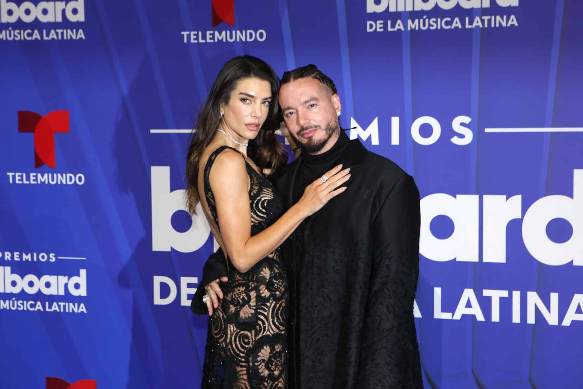 El cantante colombiano J Balvin y su esposa la actriz y modelo argentina Valentina Ferrer posan en la alfombra azul de los premios Billboard de la Música Latina, este jueves en el Jackie Gleason Theatre, en Miami Beach (Estados Unidos).EFE/ Marlon Pacheco