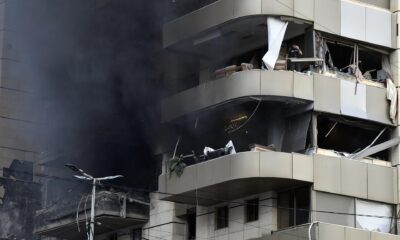 El humo se eleva desde un edificio tras un ataque militar israelí, en los suburbios del sur de Beirut, Líbano, el 1 de octubre de 2024. EFE/EPA/WAEL HAMZEH