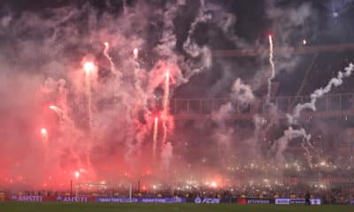 Fotografía de los fuegos artificiales en el estadio Monumental de Buenos Aires durante los actos protocolarios en la semifinal de la Copa Libertadores entre River Plate y Atlético Mineiro. EFE/ Juan Ignacio Roncoroni