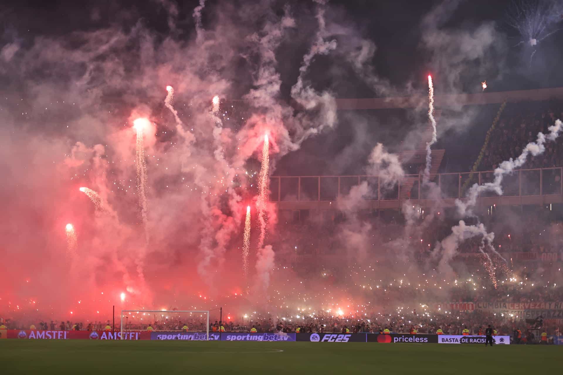 Fotografía de los fuegos artificiales en el estadio Monumental de Buenos Aires durante los actos protocolarios en la semifinal de la Copa Libertadores entre River Plate y Atlético Mineiro. EFE/ Juan Ignacio Roncoroni