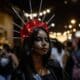 Personas disfrazadas participan en la procesión de los Aguizotes, en Masaya (Nicaragua). EFE/ Str