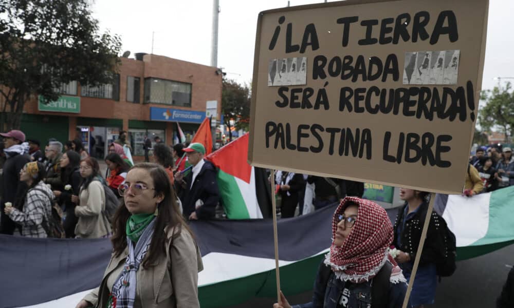 Manifestantes participan este lunes durante una jornada de protesta en contra de la violencia y en apoyo a Palestina en Bogotá (Colombia). EFE/Carlos Ortega