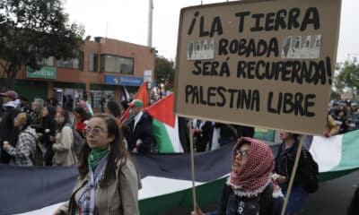 Manifestantes participan este lunes durante una jornada de protesta en contra de la violencia y en apoyo a Palestina en Bogotá (Colombia). EFE/Carlos Ortega