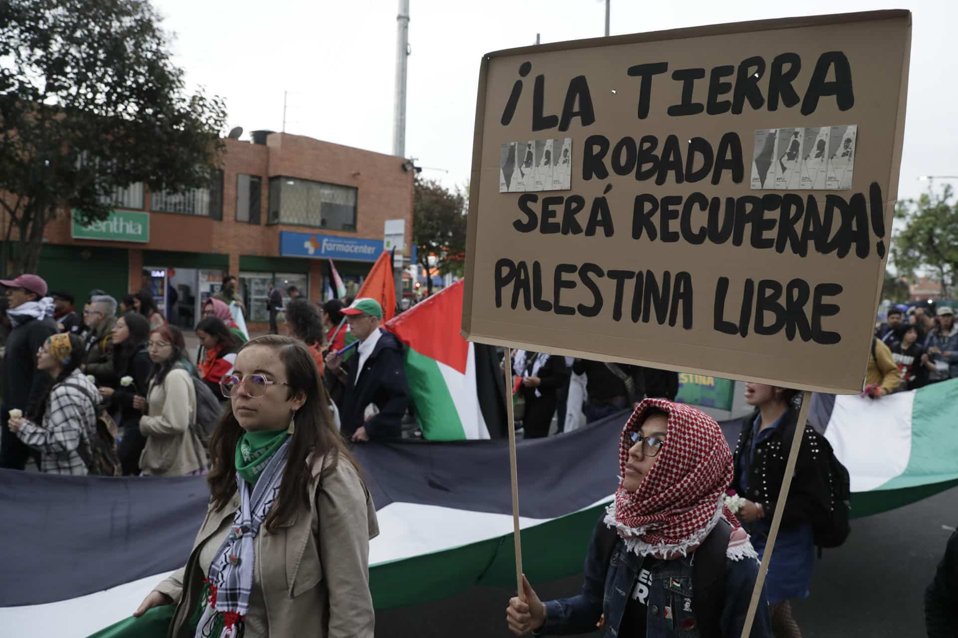 Manifestantes participan este lunes durante una jornada de protesta en contra de la violencia y en apoyo a Palestina en Bogotá (Colombia). EFE/Carlos Ortega