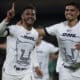 José Caicedo (i) y Guillermo Martínez (d) de Pumas celebran un gol en el estadio Olímpico Universitario de la Ciudad de México (México). Archivo. EFE/Isaac Esquivel