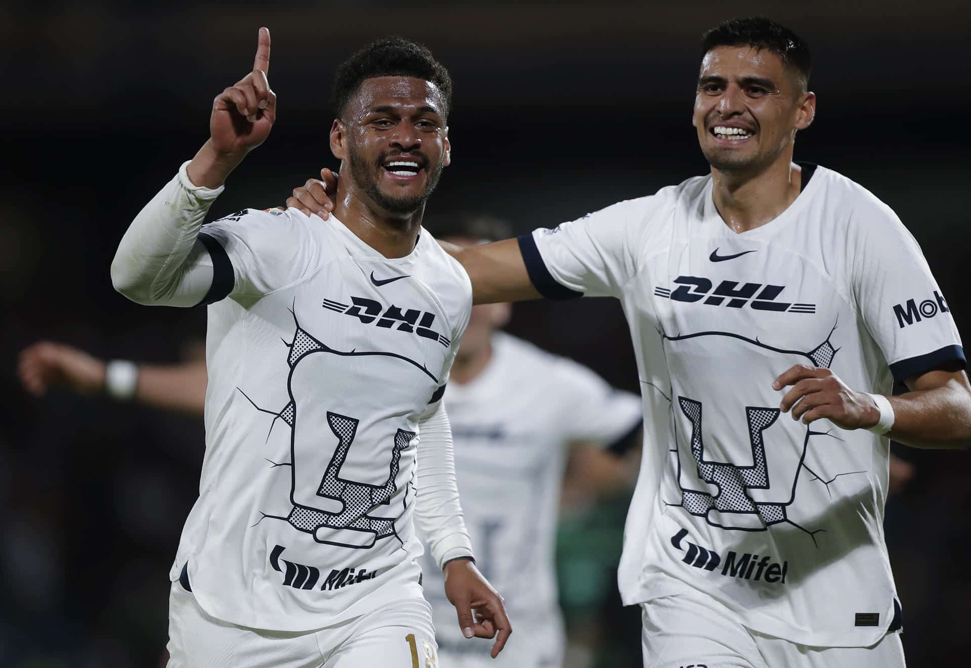 José Caicedo (i) y Guillermo Martínez (d) de Pumas celebran un gol en el estadio Olímpico Universitario de la Ciudad de México (México). Archivo. EFE/Isaac Esquivel