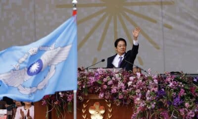 El presidente de Taiwán, William Lai, levanta una mano durante la celebración del Día Nacional de Taiwán frente a la Oficina Presidencial en Taipei, Taiwán, el 10 de octubre de 2024. EFE/EPA/RITCHIE B. TONGO