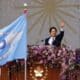 El presidente de Taiwán, William Lai, levanta una mano durante la celebración del Día Nacional de Taiwán frente a la Oficina Presidencial en Taipei, Taiwán, el 10 de octubre de 2024. EFE/EPA/RITCHIE B. TONGO