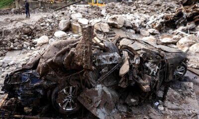 En la imagen del pasado día de 5 de octubre, los escombros cubren un vehículo destruido tras las inundaciones en el pueblo de Donja Jablanica, Bosnia-Herzegovina. EFE/NIDAL SALJIC