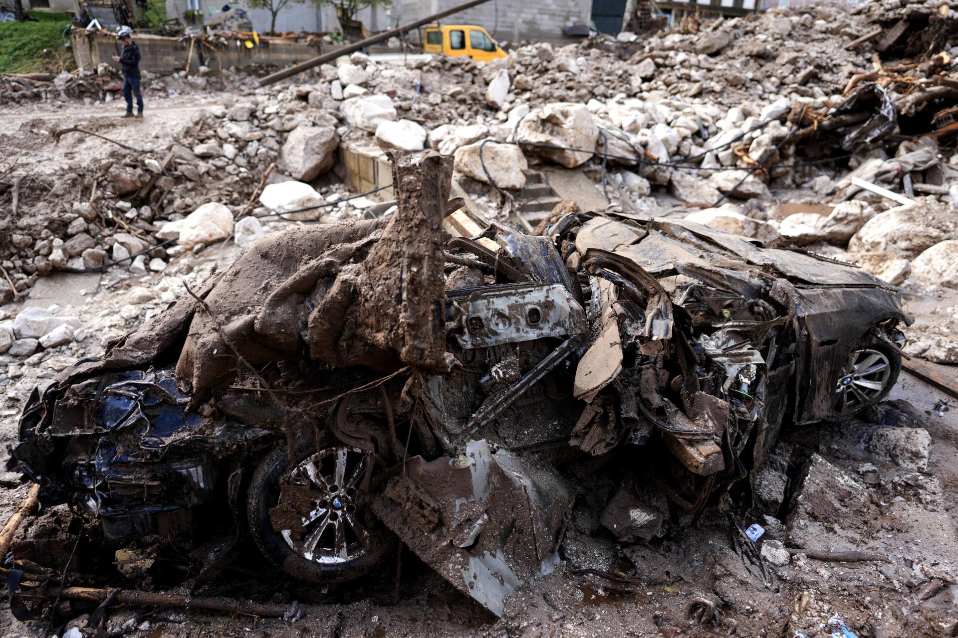 En la imagen del pasado día de 5 de octubre, los escombros cubren un vehículo destruido tras las inundaciones en el pueblo de Donja Jablanica, Bosnia-Herzegovina. EFE/NIDAL SALJIC