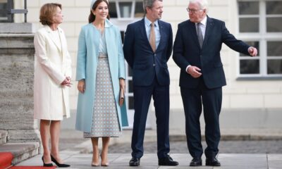 El presidente alemán, Frank-Walter Steinmeier (d), y su esposa Elke Buedenbender (i) reciben al rey Federico X (2-d) y a la reina María (2-i) de Dinamarca en el Palacio Bellevue en Berlín, el 21 de octubre de 2024. EFE/EPA/CLEMENS BILAN