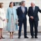 El presidente alemán, Frank-Walter Steinmeier (d), y su esposa Elke Buedenbender (i) reciben al rey Federico X (2-d) y a la reina María (2-i) de Dinamarca en el Palacio Bellevue en Berlín, el 21 de octubre de 2024. EFE/EPA/CLEMENS BILAN