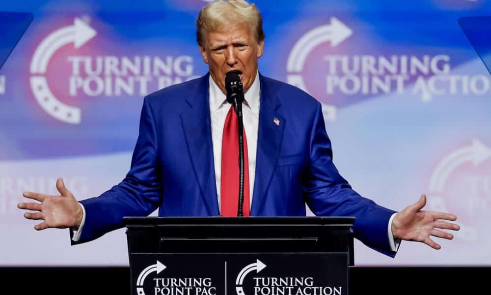 El ex presidente estadounidense y candidato presidencial republicano Donald Trump habla en un mitin de campaña el 23 de octubre de 2024. EFE/EPA/ERIK S. LESSER