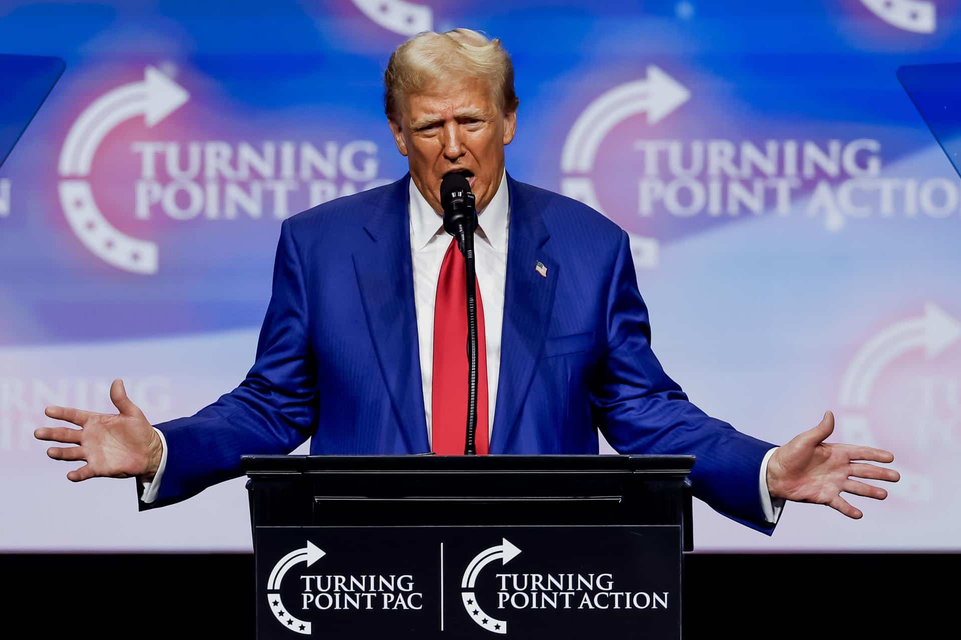 El ex presidente estadounidense y candidato presidencial republicano Donald Trump habla en un mitin de campaña el 23 de octubre de 2024. EFE/EPA/ERIK S. LESSER