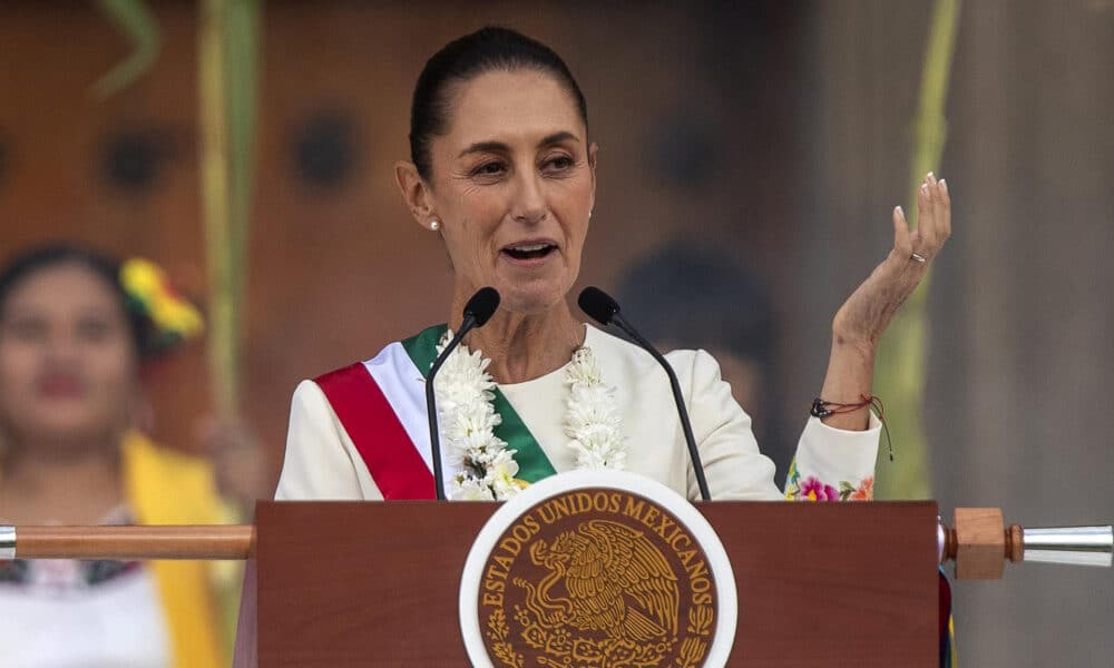 La presidenta de México, Claudia Sheinbaum, habla después de participar en la ceremonia de entrega del bastón de mando, por parte de representantes de los pueblos indígenas, este martes en Ciudad de México (México). EFE/Isaac Esquivel