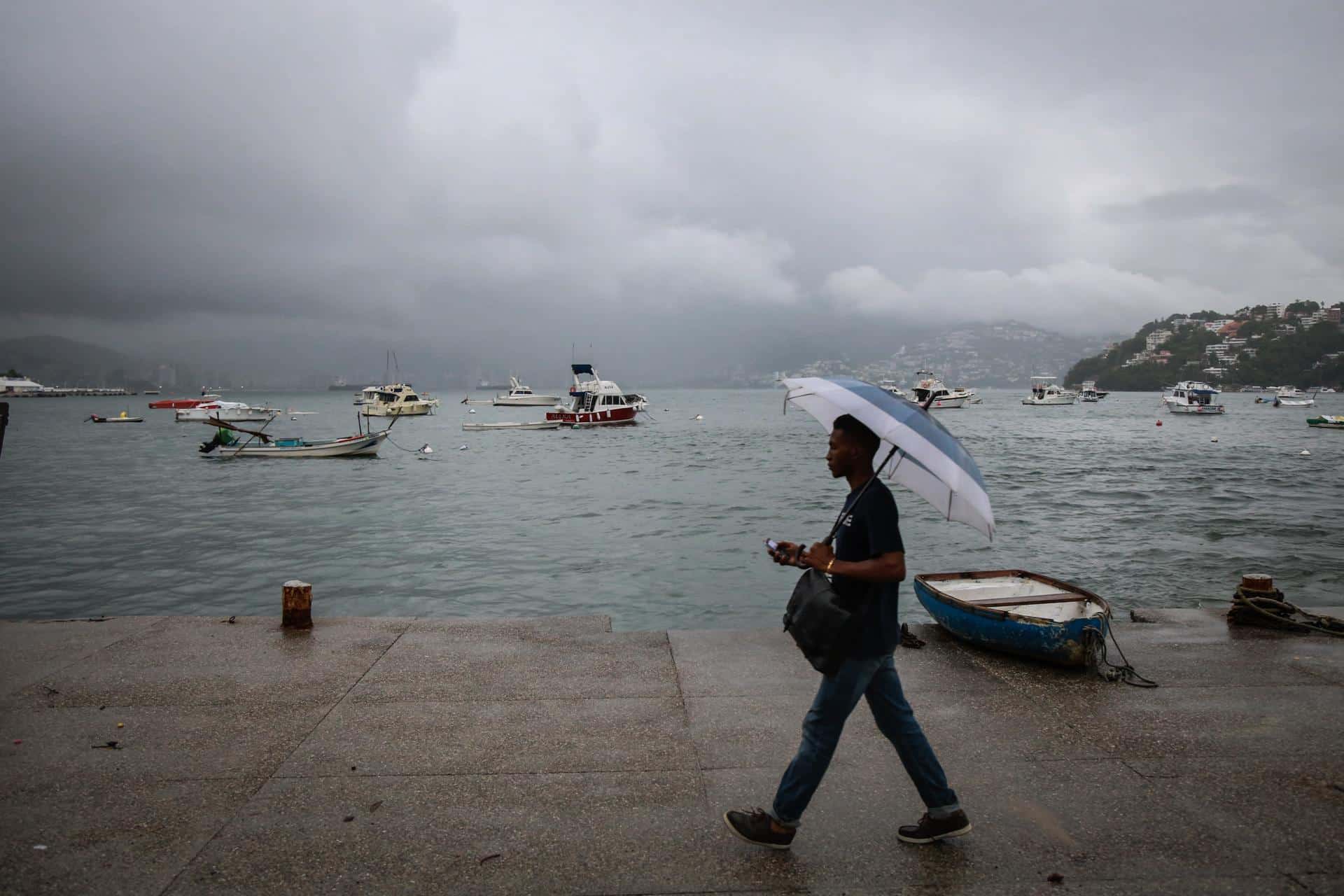 Entre los estados que recibirán lluvias puntuales fuertes se encuentran Veracruz, Chiapas, Guerrero, Oaxaca, Tabasco y Quintana Roo, donde se prevén acumulaciones de hasta 50 milímetros. Archivo. EFE/ David Guzmán