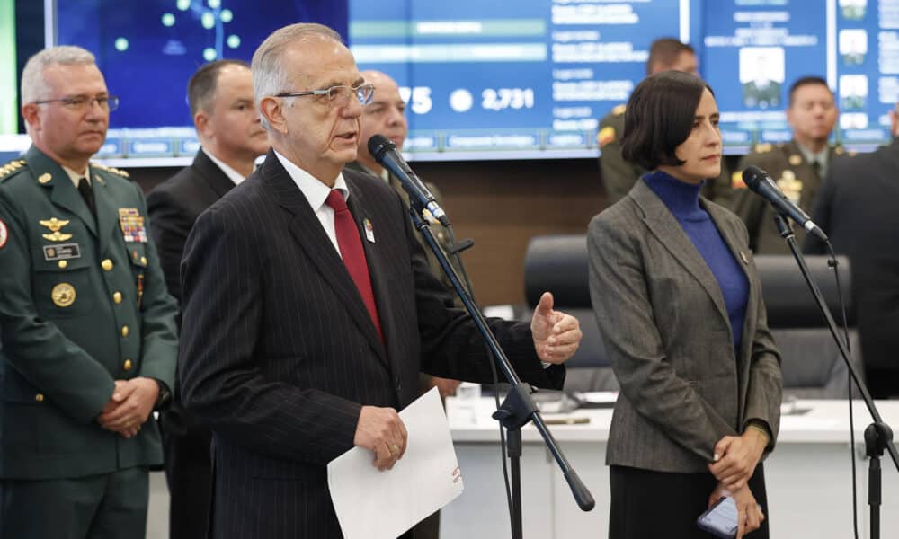 El ministro de Defensa de Colombia, Iván Velásquez Gómez (i), habla junto a la ministra de Medio Ambiente de Colombia, Susana Muhamad (d), este martes durante una rueda de prensa en la Dirección General Policía Nacional, en Bogotá (Colombia). El ministro de Defensa de Colombia, Iván Velásquez, instaló el Puesto de Mando Unificado (PMU) en Bogotá que será el órgano encargado de coordinar la seguridad de la celebración de la COP16 en Cali, que se celebrará el 21 de octubre al 1 de noviembre, para "garantizar que no se presente ningún incidente de gravedad, que la seguridad sea realmente asegurada". EFE/ Mauricio Dueñas Castañeda