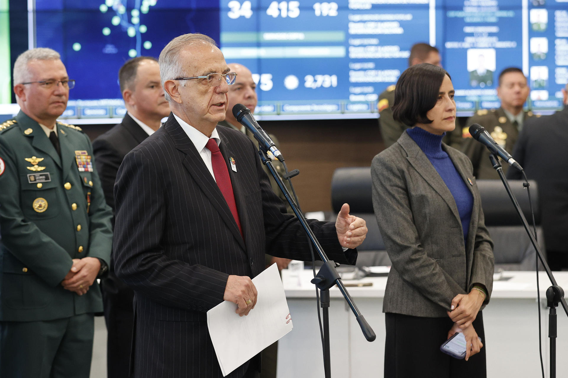 El ministro de Defensa de Colombia, Iván Velásquez Gómez (i), habla junto a la ministra de Medio Ambiente de Colombia, Susana Muhamad (d), este martes durante una rueda de prensa en la Dirección General Policía Nacional, en Bogotá (Colombia). El ministro de Defensa de Colombia, Iván Velásquez, instaló el Puesto de Mando Unificado (PMU) en Bogotá que será el órgano encargado de coordinar la seguridad de la celebración de la COP16 en Cali, que se celebrará el 21 de octubre al 1 de noviembre, para "garantizar que no se presente ningún incidente de gravedad, que la seguridad sea realmente asegurada". EFE/ Mauricio Dueñas Castañeda