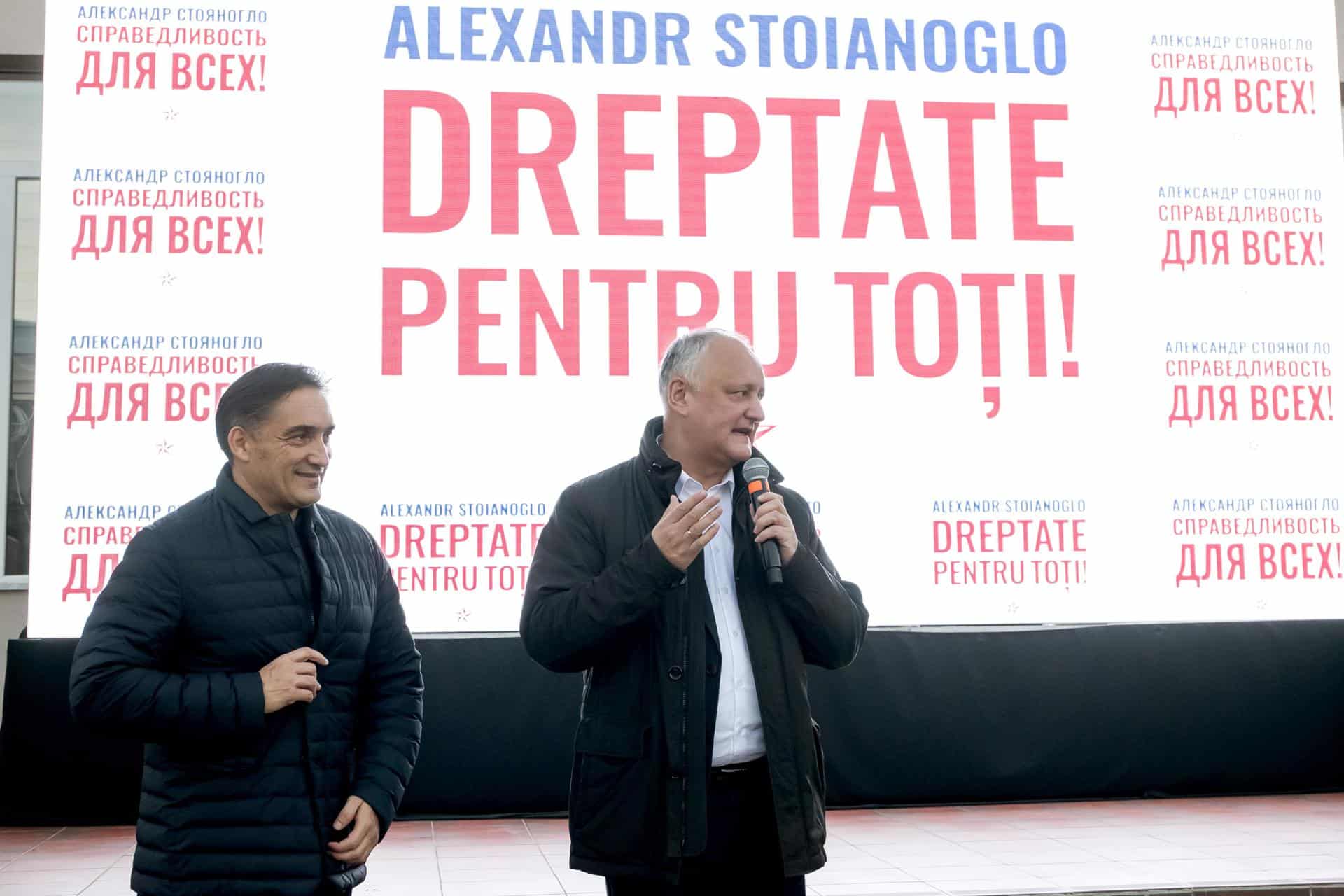 El ex fiscal general y candidato socialista a la presidencia de Moldavia, Alexandr Stoianoglo (izquierda), junto al líder de su partido, el expresidente moldavo Igor Dodon, en un acto electoral.EFE/EPA/STR