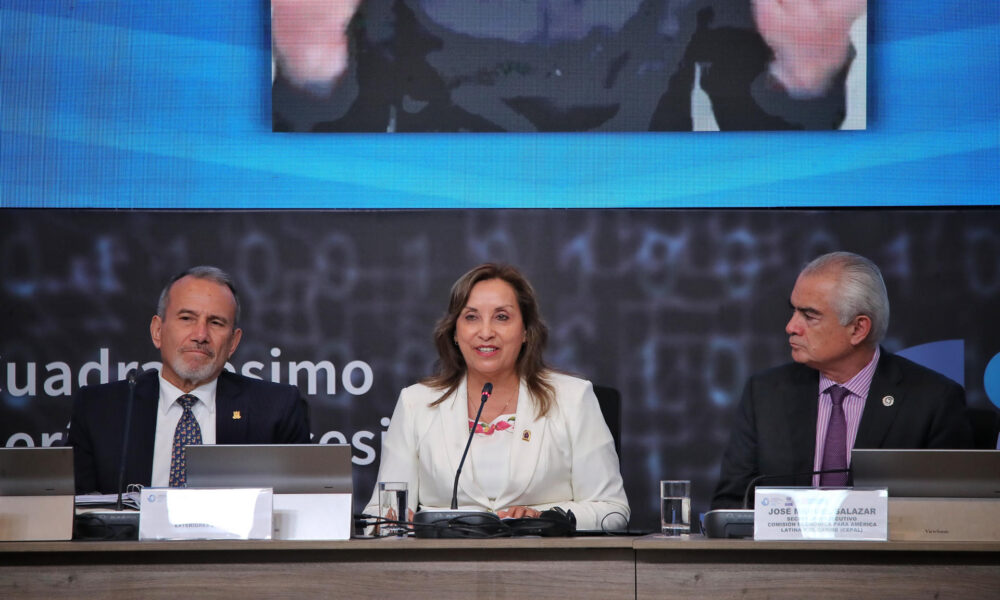 La presidenta de Perú, Dina Boluarte (c), participa junto al secretario ejecutivo de la Cepal, José Manuel Salazar (d), y el ministro de Relaciones Exteriores de Perú, Elmer Schialer (i), en la inauguración del cuadragésimo período de sesiones de la Cepal este miércoles, en Lima (Perú). EFE/ Stringer