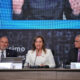 La presidenta de Perú, Dina Boluarte (c), participa junto al secretario ejecutivo de la Cepal, José Manuel Salazar (d), y el ministro de Relaciones Exteriores de Perú, Elmer Schialer (i), en la inauguración del cuadragésimo período de sesiones de la Cepal este miércoles, en Lima (Perú). EFE/ Stringer