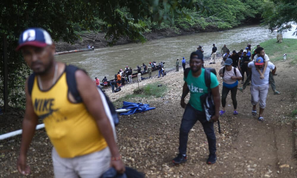 Fotografía de archivo en donde se ven migrantes que llegan en embarcaciones a la Estación Temporal de Recepción Migratoria (ETRM), en Lajas Blancas, Darién (Panamá). EFE/Bienvenido Velasco