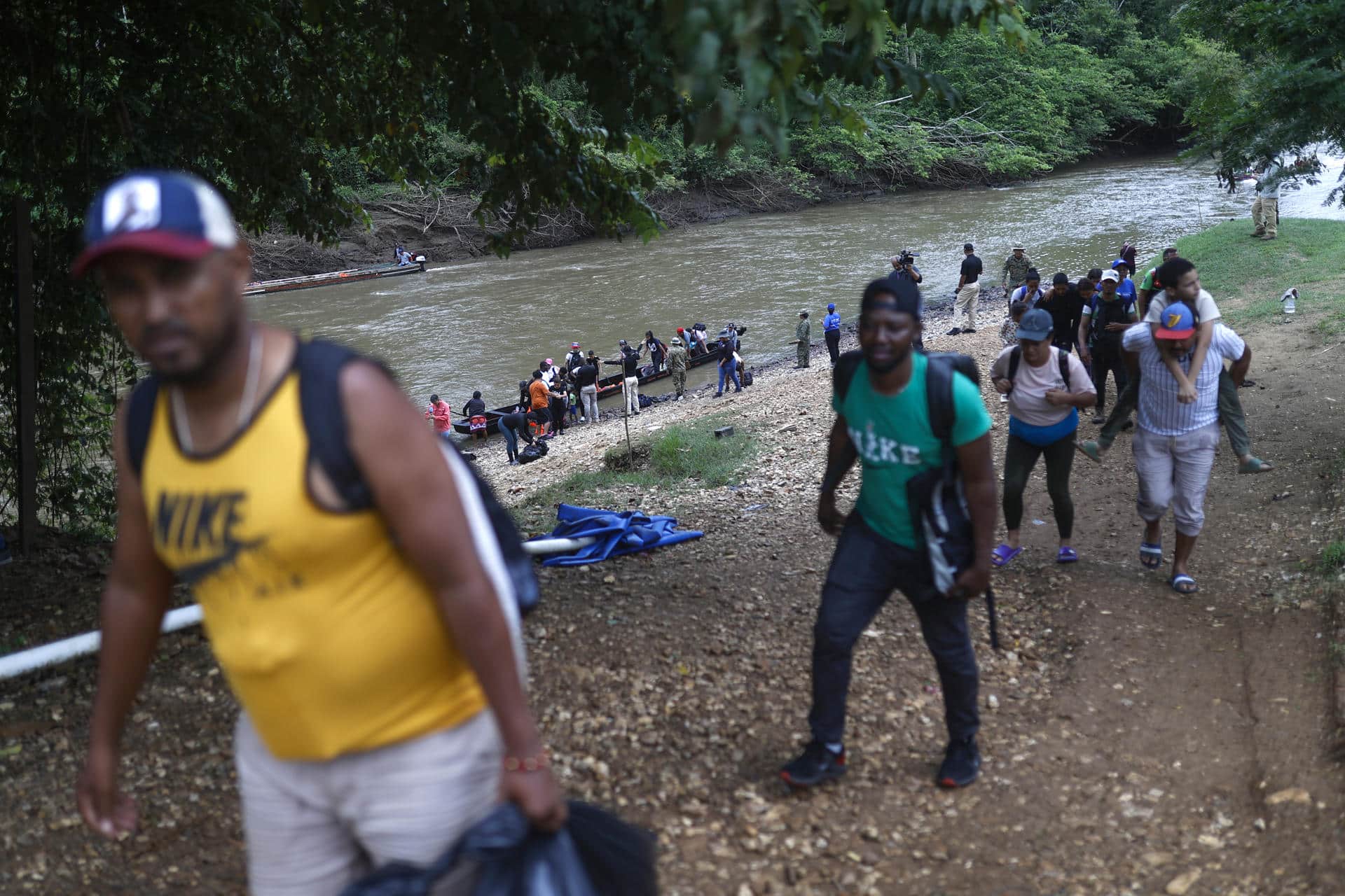 Fotografía de archivo en donde se ven migrantes que llegan en embarcaciones a la Estación Temporal de Recepción Migratoria (ETRM), en Lajas Blancas, Darién (Panamá). EFE/Bienvenido Velasco