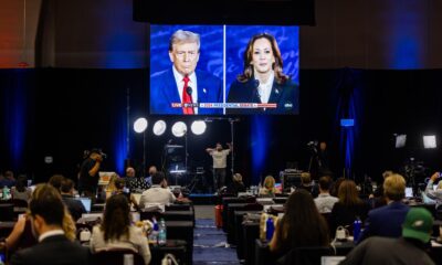 La vicepresidenta y aspirante demócrata, Kamala Harris, y el expresidente republicano Donald Trump durante el debate en Filadelfia. EFE/EPA/JIM LO SCALZO