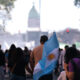 Un manifestante sostiene una bandera de Argentina en una marcha este miércoles en Buenos Aires (Argentina). EFE/ Juan Ignacio Roncoroni