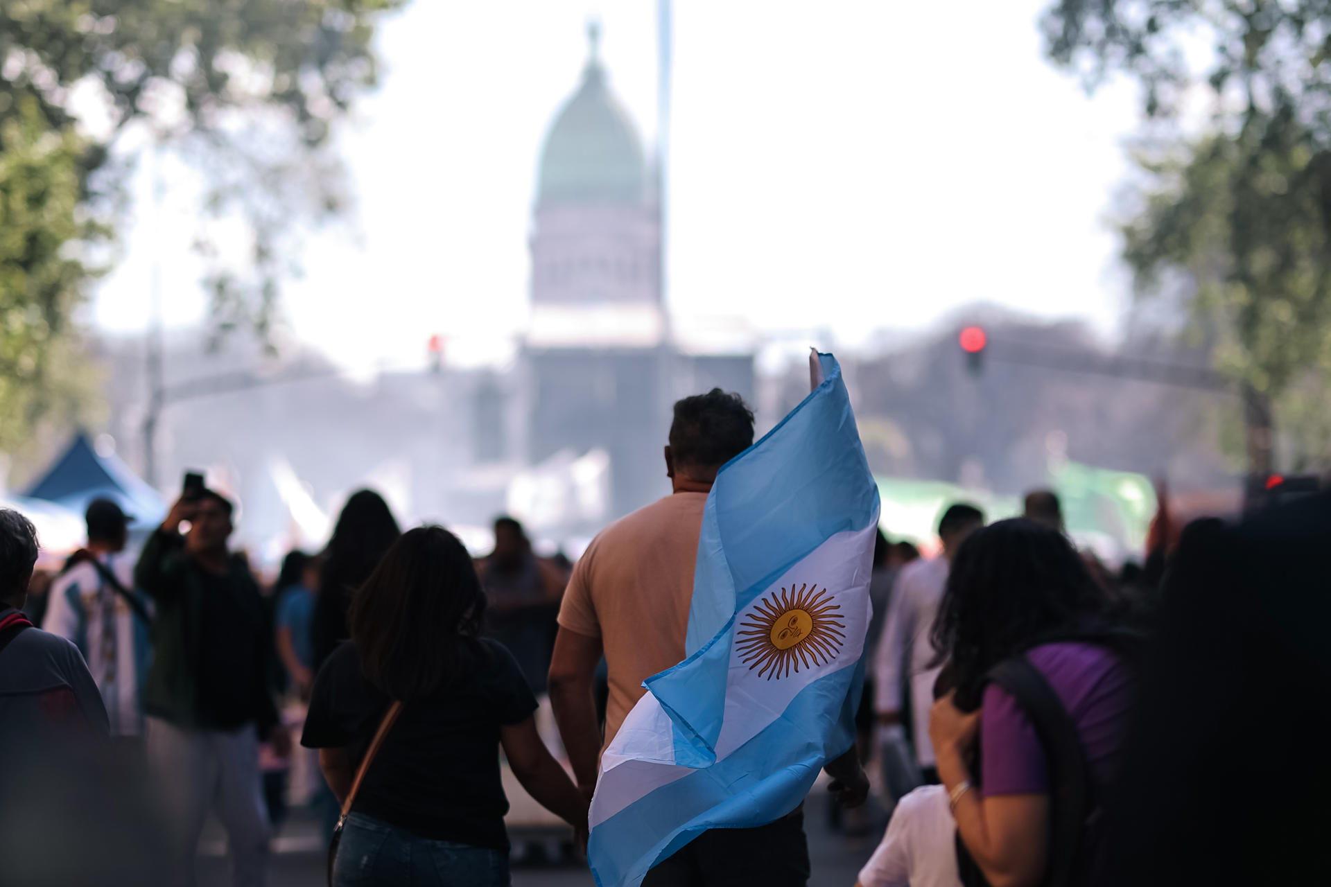 Un manifestante sostiene una bandera de Argentina en una marcha este miércoles en Buenos Aires (Argentina). EFE/ Juan Ignacio Roncoroni