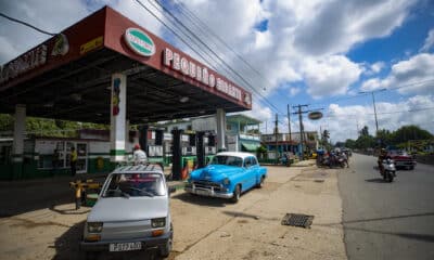 Imagen de archivo que muestra a conductores que abastecen sus vehículos en una gasolinera en La Habana, Cuba, que mantiene un 35 % de apagones. EFE/ Yander Zamora