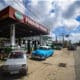 Imagen de archivo que muestra a conductores que abastecen sus vehículos en una gasolinera en La Habana, Cuba, que mantiene un 35 % de apagones. EFE/ Yander Zamora