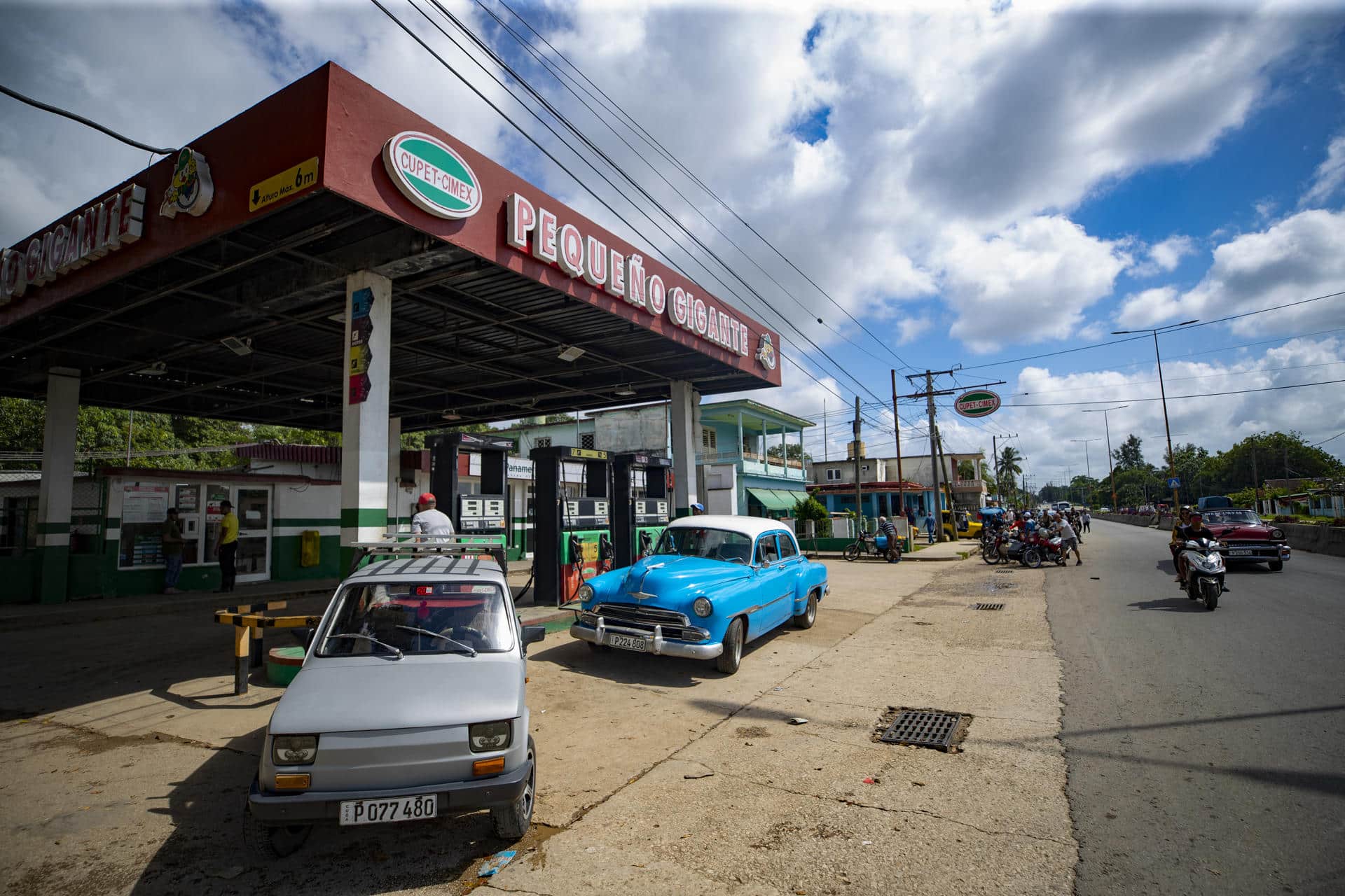 Imagen de archivo que muestra a conductores que abastecen sus vehículos en una gasolinera en La Habana, Cuba, que mantiene un 35 % de apagones. EFE/ Yander Zamora