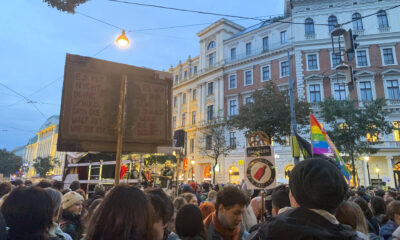 Entre 15.000 y 17.000 personas, según los organizadores, se manifestaron este jueves en Viena para rechazar una eventual entrada en el Gobierno de Austria del partido ultranacionalista y de extrema derecha FPÖ, que ganó las elecciones el pasado domingo con el 29 % de los votos. La manifestación comenzó con una concentración ante el edificio central de la Universidad de Viena, y recorrió luego el centro de la ciudad hasta la sede del Parlamento. EFE/Juan Aguilar