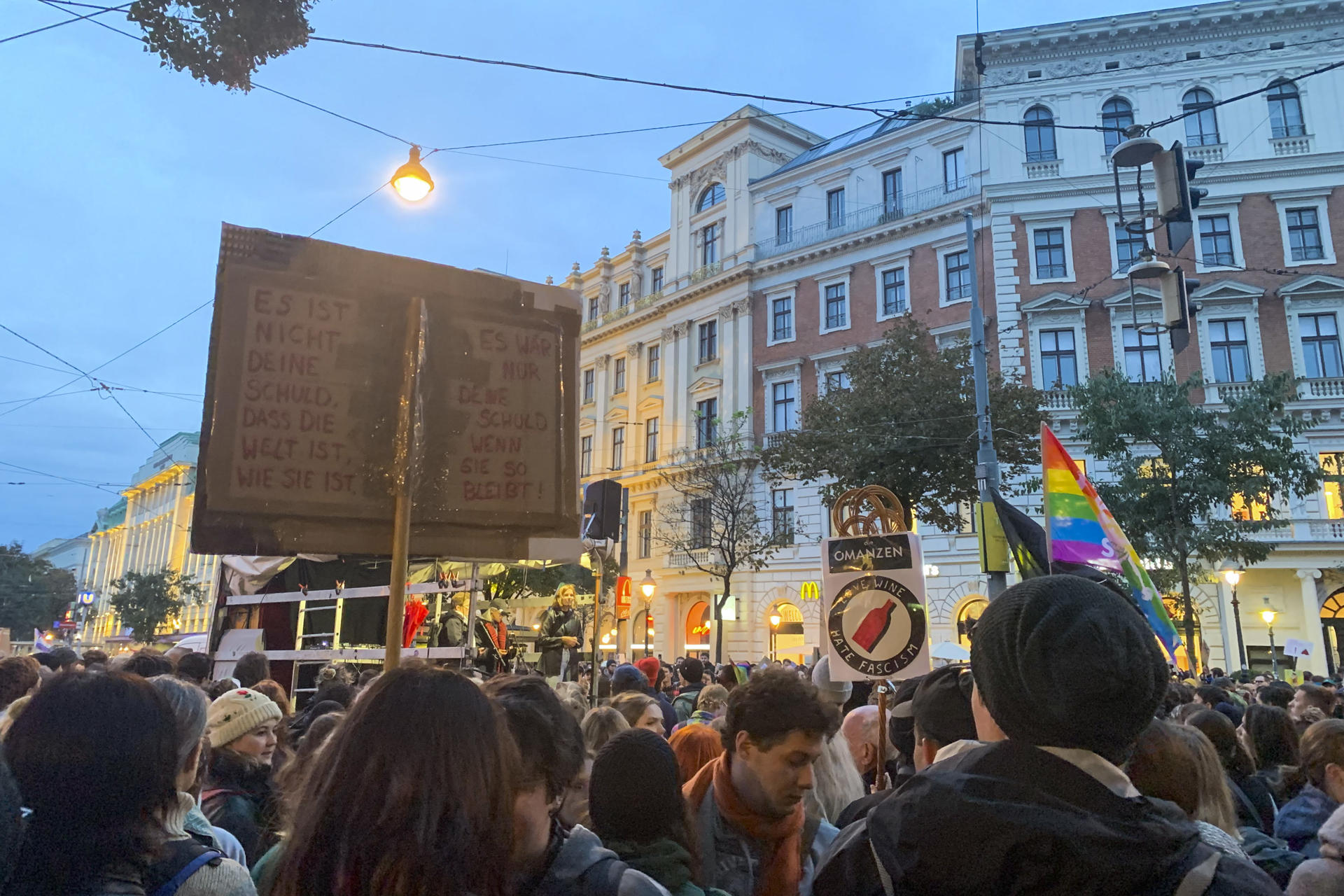 Entre 15.000 y 17.000 personas, según los organizadores, se manifestaron este jueves en Viena para rechazar una eventual entrada en el Gobierno de Austria del partido ultranacionalista y de extrema derecha FPÖ, que ganó las elecciones el pasado domingo con el 29 % de los votos. La manifestación comenzó con una concentración ante el edificio central de la Universidad de Viena, y recorrió luego el centro de la ciudad hasta la sede del Parlamento. EFE/Juan Aguilar