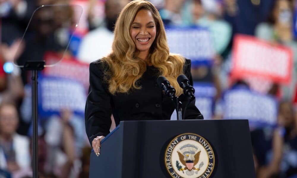 La cantante estadounidense Beyoncé este viernes en un mítin de la candidata y vicepresidente de EE.UU., Kamala Harris en Houston. EFE/EPA/CARLOS RAMIREZ