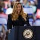 La cantante estadounidense Beyoncé este viernes en un mítin de la candidata y vicepresidente de EE.UU., Kamala Harris en Houston. EFE/EPA/CARLOS RAMIREZ