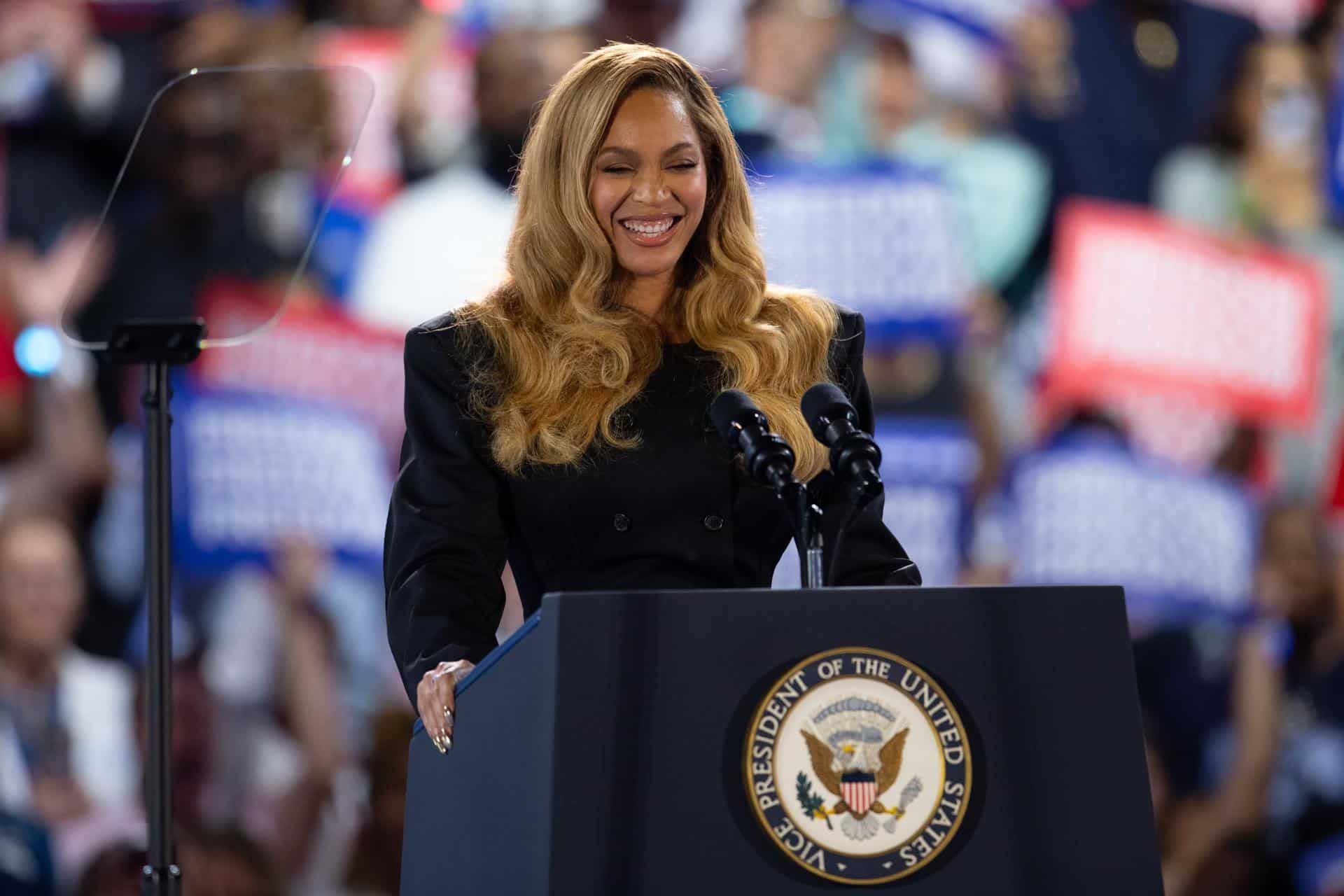 La cantante estadounidense Beyoncé este viernes en un mítin de la candidata y vicepresidente de EE.UU., Kamala Harris en Houston. EFE/EPA/CARLOS RAMIREZ