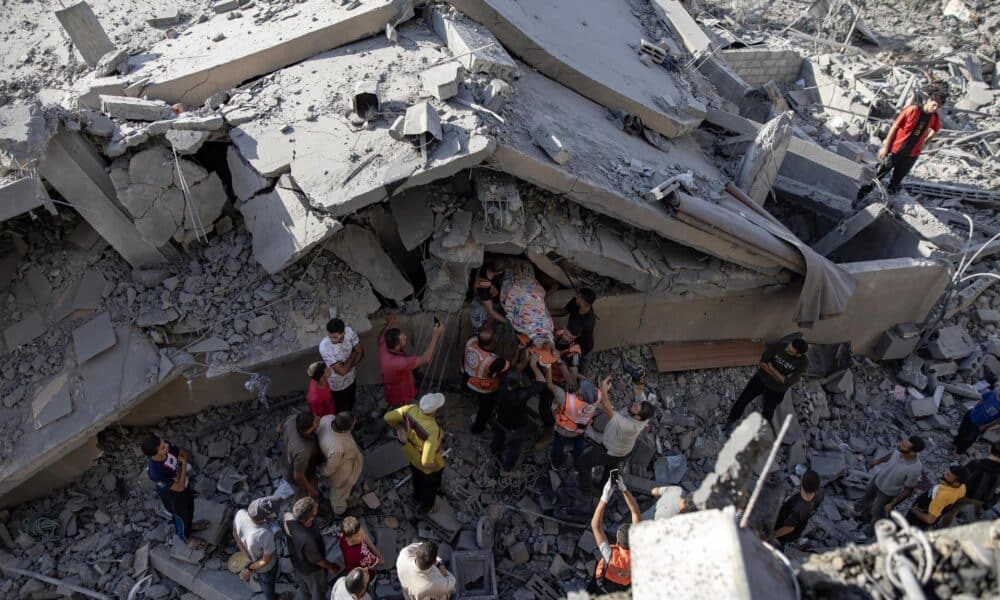 Palestinos recuperan un cadáver en el interior de un edificio destruído por bombardeos israelíes en Jan Yunis.EFE/EPA/Haitham Imad