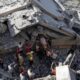 Palestinos recuperan un cadáver en el interior de un edificio destruído por bombardeos israelíes en Jan Yunis.EFE/EPA/Haitham Imad