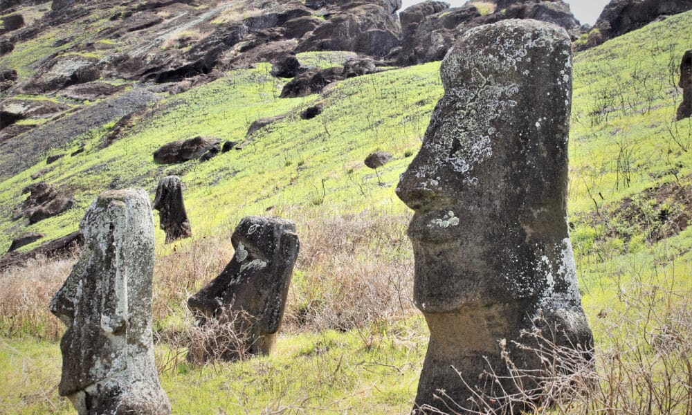 Fotografía de archivo de Moais afectados por el incendio, el 20 de noviembre 2022, en Isla de Pascua (Chile). EFE/ Javier Martín