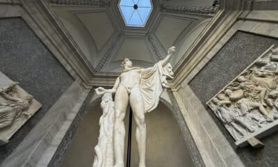 El Apolo del Belvedere, copia romana de la obra maestra griega del siglo IV a.C. y una de las esculturas más célebres de los Museos Vaticanos, vuelve a exhibirse al público desde este martes tras casi cinco años de una compleja restauración. EFE/ Daniel Cáceres