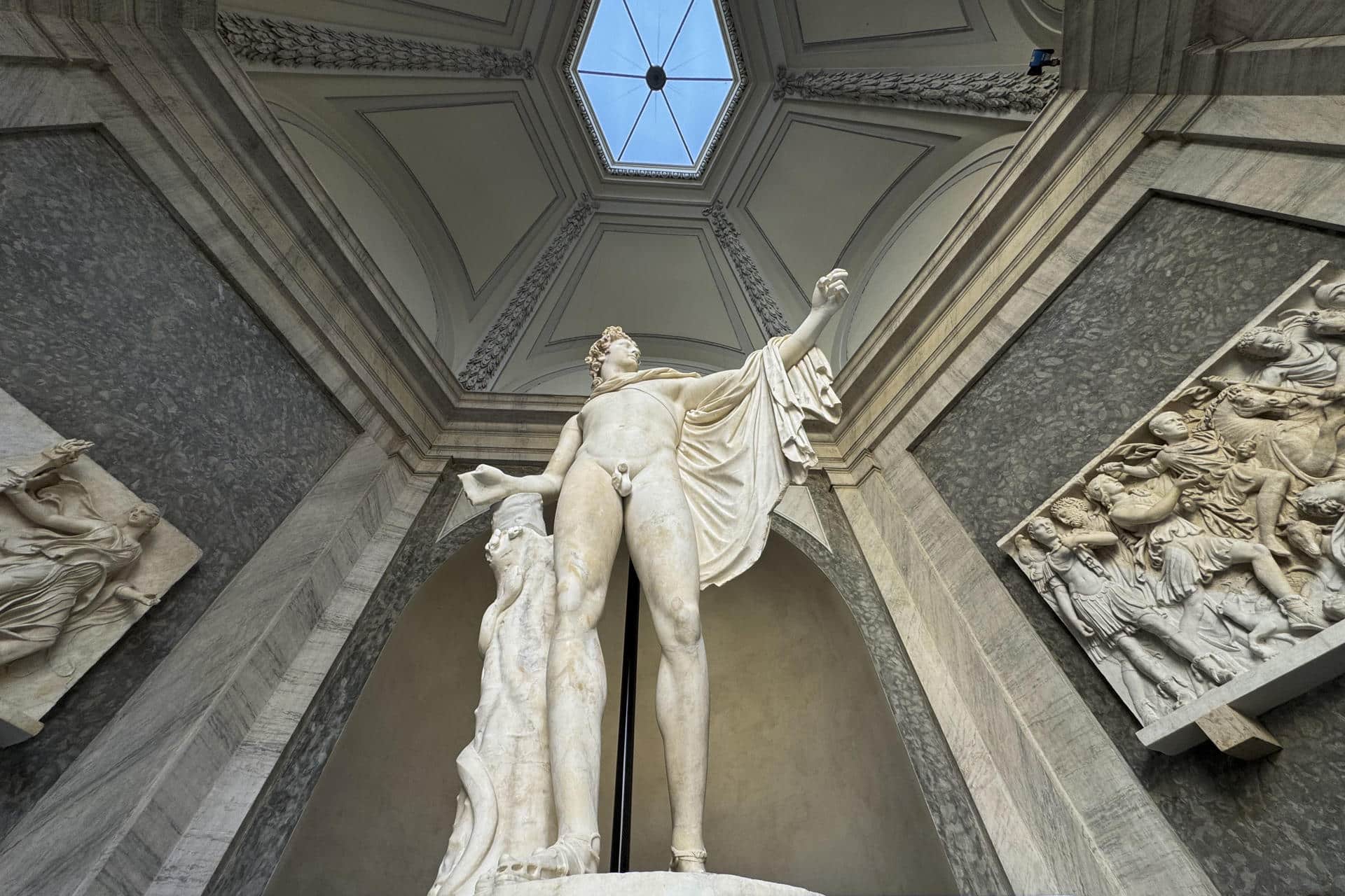 El Apolo del Belvedere, copia romana de la obra maestra griega del siglo IV a.C. y una de las esculturas más célebres de los Museos Vaticanos, vuelve a exhibirse al público desde este martes tras casi cinco años de una compleja restauración. EFE/ Daniel Cáceres