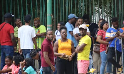 Migrantes hacen fila en espera de resolver su situación migratoria en el municipio de Tapachula, este jueves, en Chiapas (México). EFE/ Juan Manuel Blanco