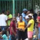 Migrantes hacen fila en espera de resolver su situación migratoria en el municipio de Tapachula, este jueves, en Chiapas (México). EFE/ Juan Manuel Blanco