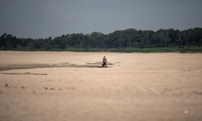 Un hombre camina en la arena a la orilla del río Solimões, este jueves en la región de Manacapuru, Amazonas (Brasil). EFE/ Raphael Alves