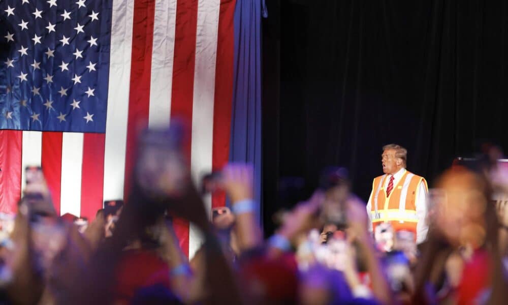 Elcandidato presidencial republicano, el expresidente Donald Trump, entra durante un evento de campaña en el Resch Center en Green Bay, Wisconsin, EE. UU., el 30 de octubre de 2024. EFE//JEFFERY PHELPS